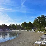 아파트 Nika 5 In Der Residenz Mit Pool Und Whirlpool In Strandnaehe By Interhome