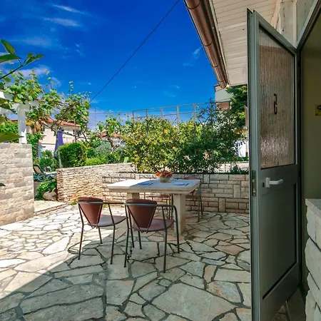 Appartement Nika 5 In Der Residenz Mit Pool Und Whirlpool In Strandnaehe By Interhome Umag
